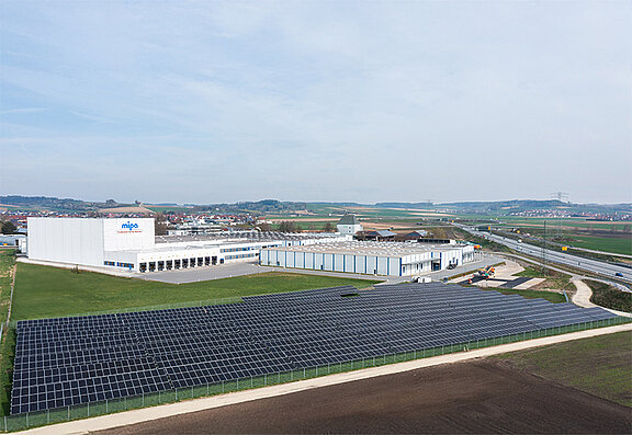 Il nuovo parco solare presso la sede centrale di Mipa ad Essenbach. Il nuovo parco solare presso la sede centrale di Mipa ad Essenbach.